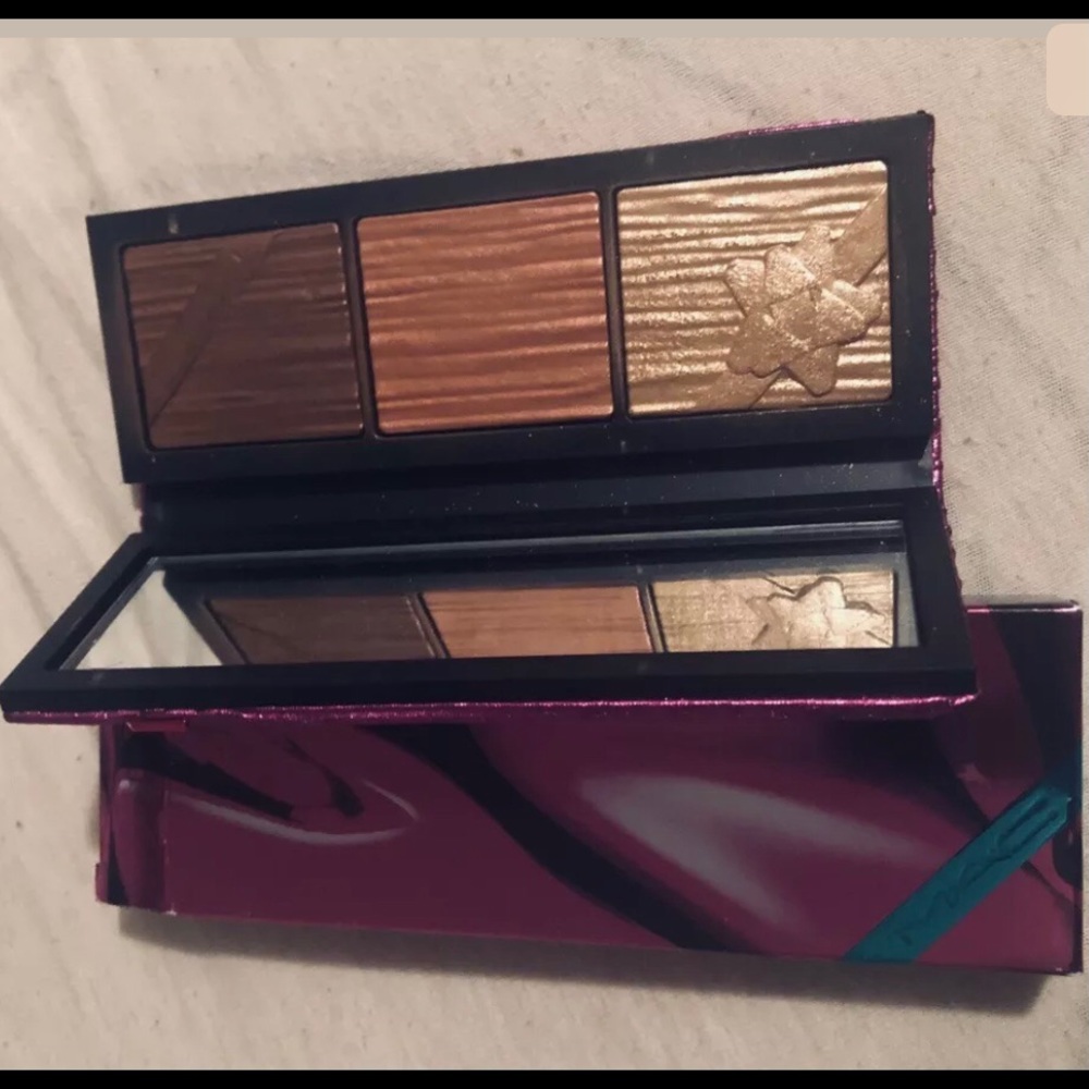 MAC shiny pretty thing face compact .49oz NIB